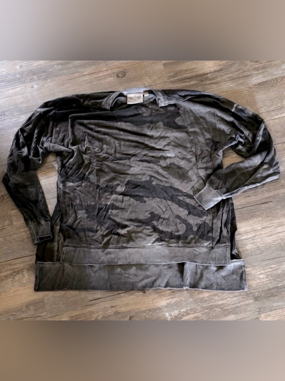 Dantelle Camo Print Side-Slit High-Low Sweatshirt Size Small